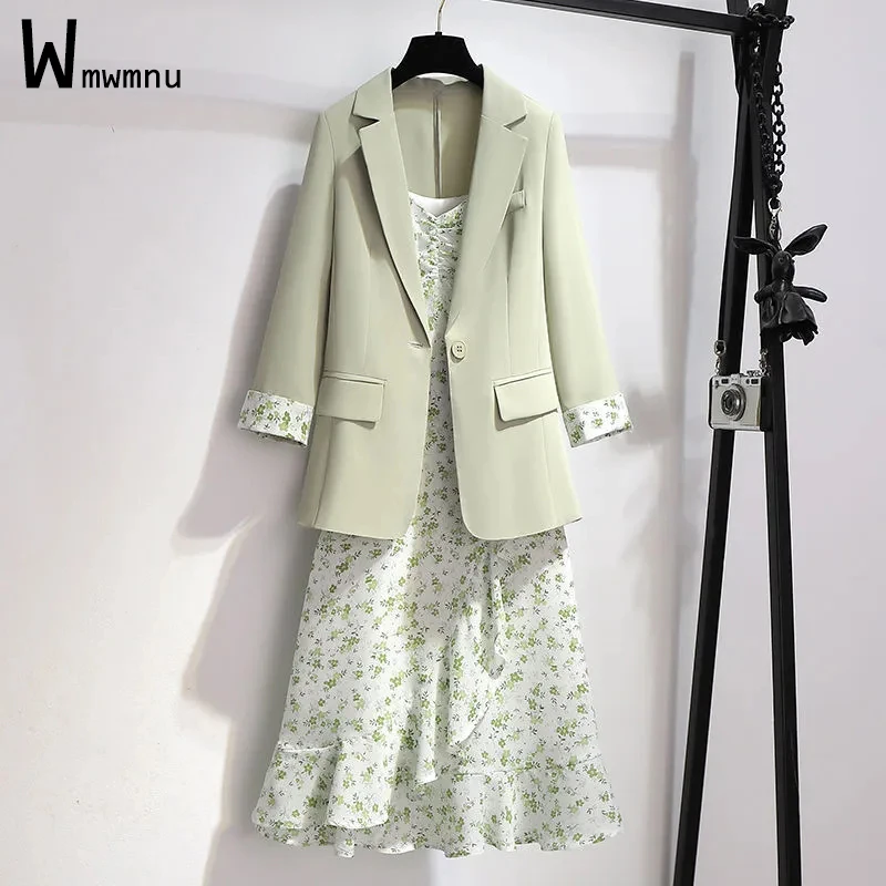 

Женский костюм из двух предметов, зеленое платье на бретельках с цветочным принтом и оборками по краям и облегающий блейзер с длинным рукав...