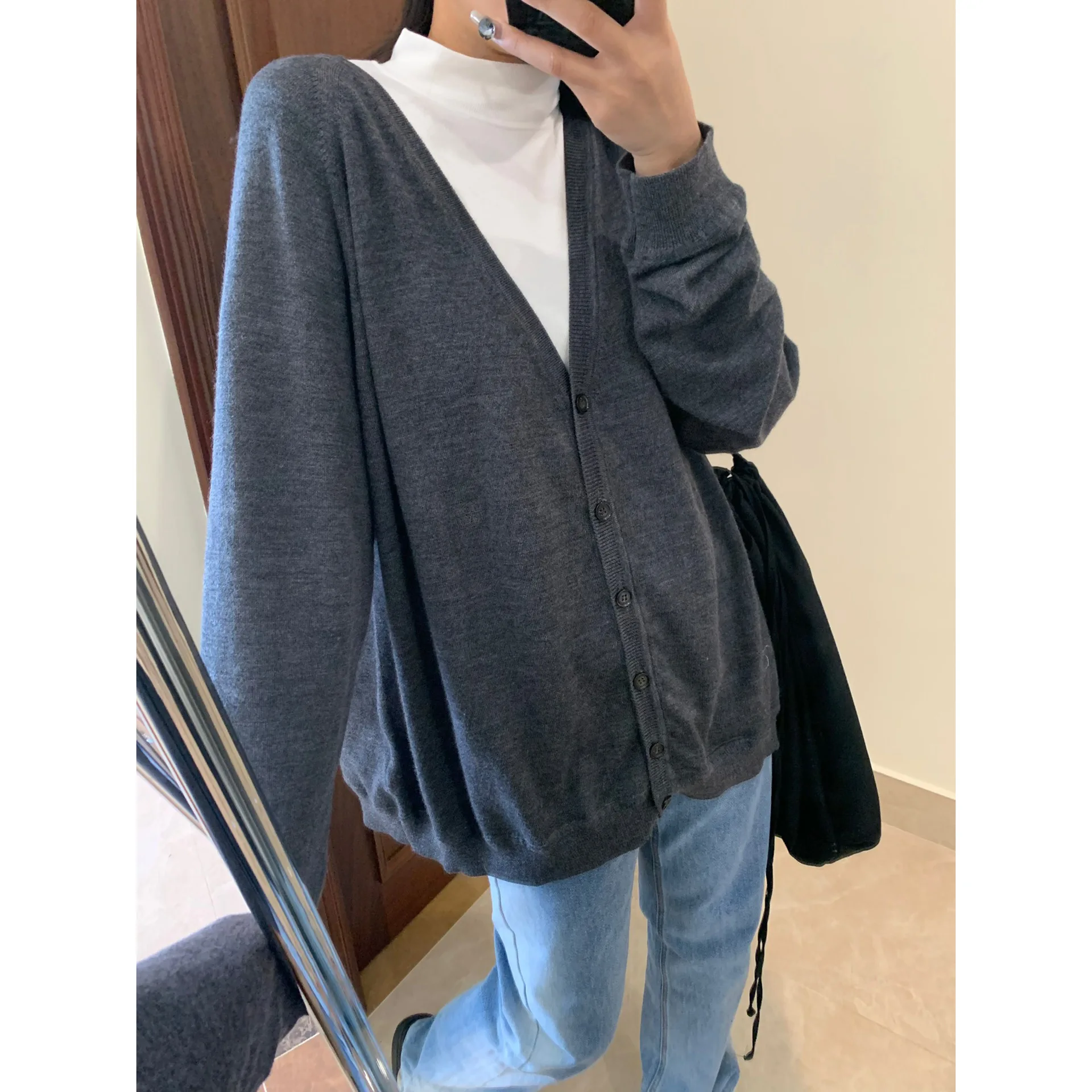 

Простой и удобный вязаный кардиган в скандинавском стиле на раннюю весну 2023, темно-серо-вересковый шерстяной вязаный кардиган с V-образным вырезом и рукавами реглан на пуговицах