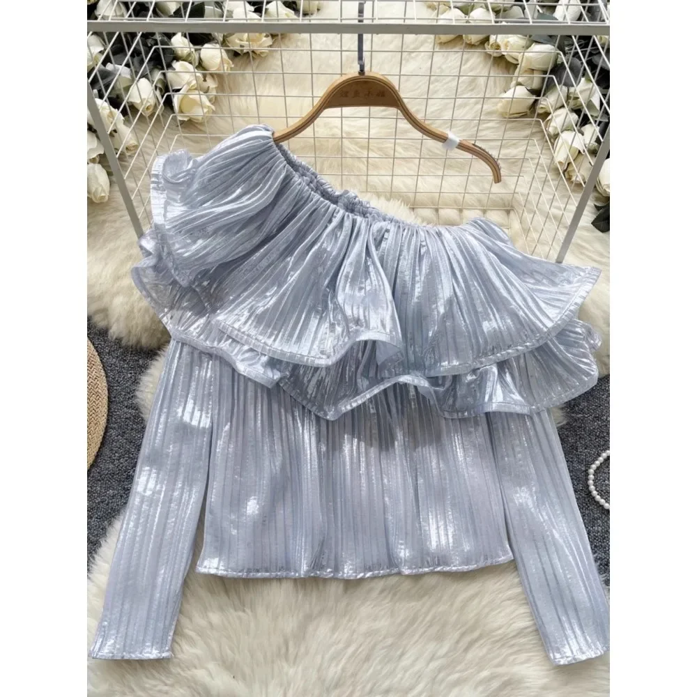 Женская блузка с диагональным воротником и открытыми плечами