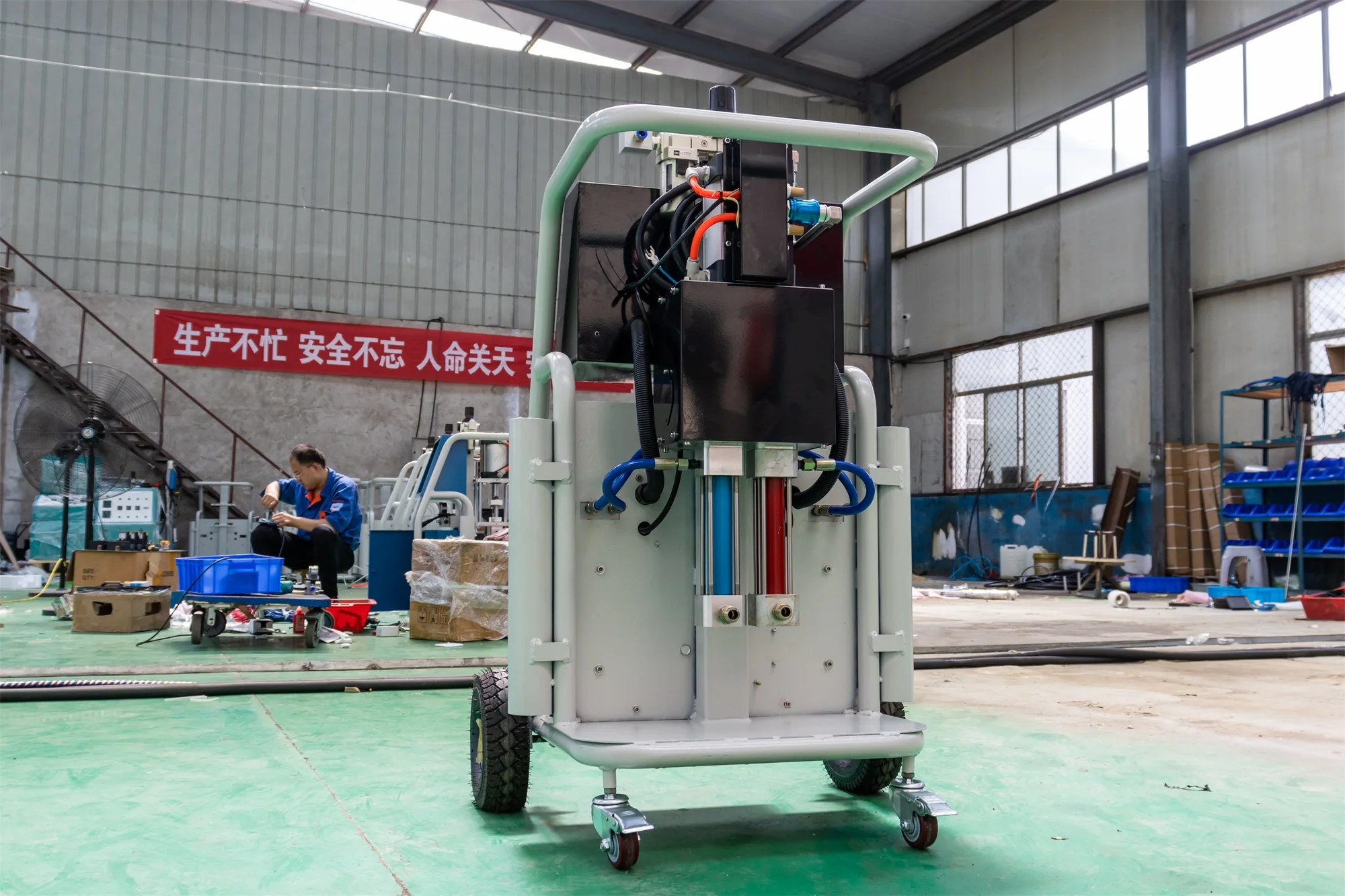 CNMC-D полиуретановая покрасочная машина Популярная машина для нанесения пенопласта методом распыления/впрыска с производительностью 2-8 кг/мин.