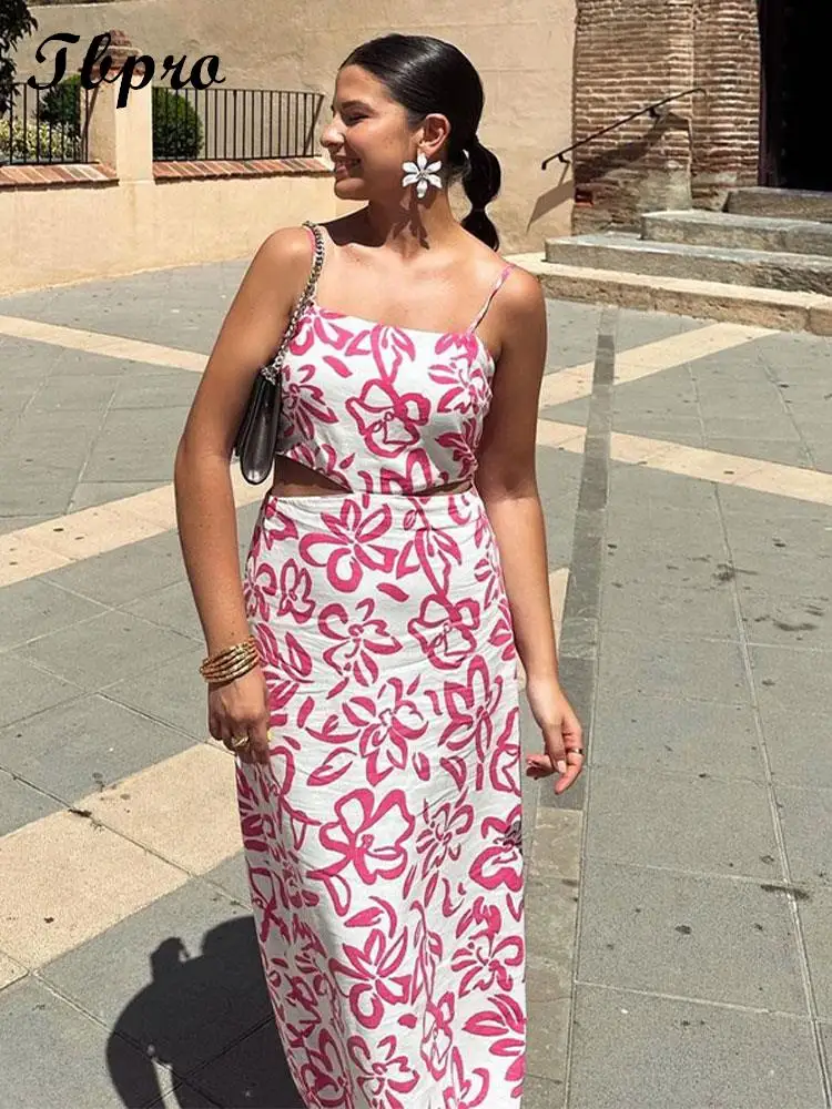 

Женское платье на бретельках с открытыми плечами, открытой спиной и принтом