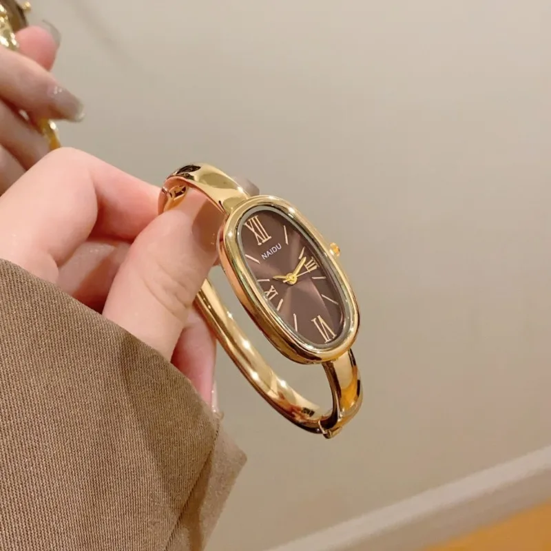 Фото Наручные часы Top Brand для женщин: кварцевые, с овальным римским циферблатом, простые золотые, с браслетом, оптом №2