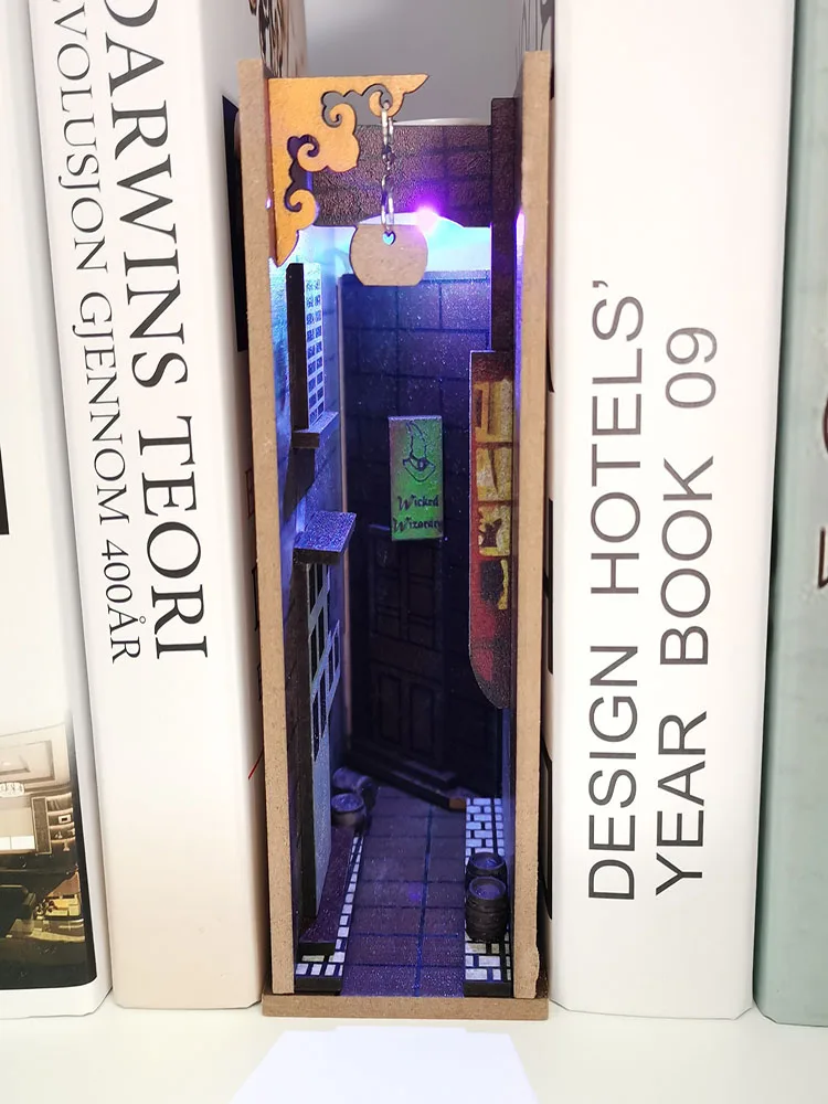 

Bookend Nook Insert Decor Home Decoration Gifts with LED Light Ancient Streets Retro Bookshelf Alley Bookend Model Building Kit