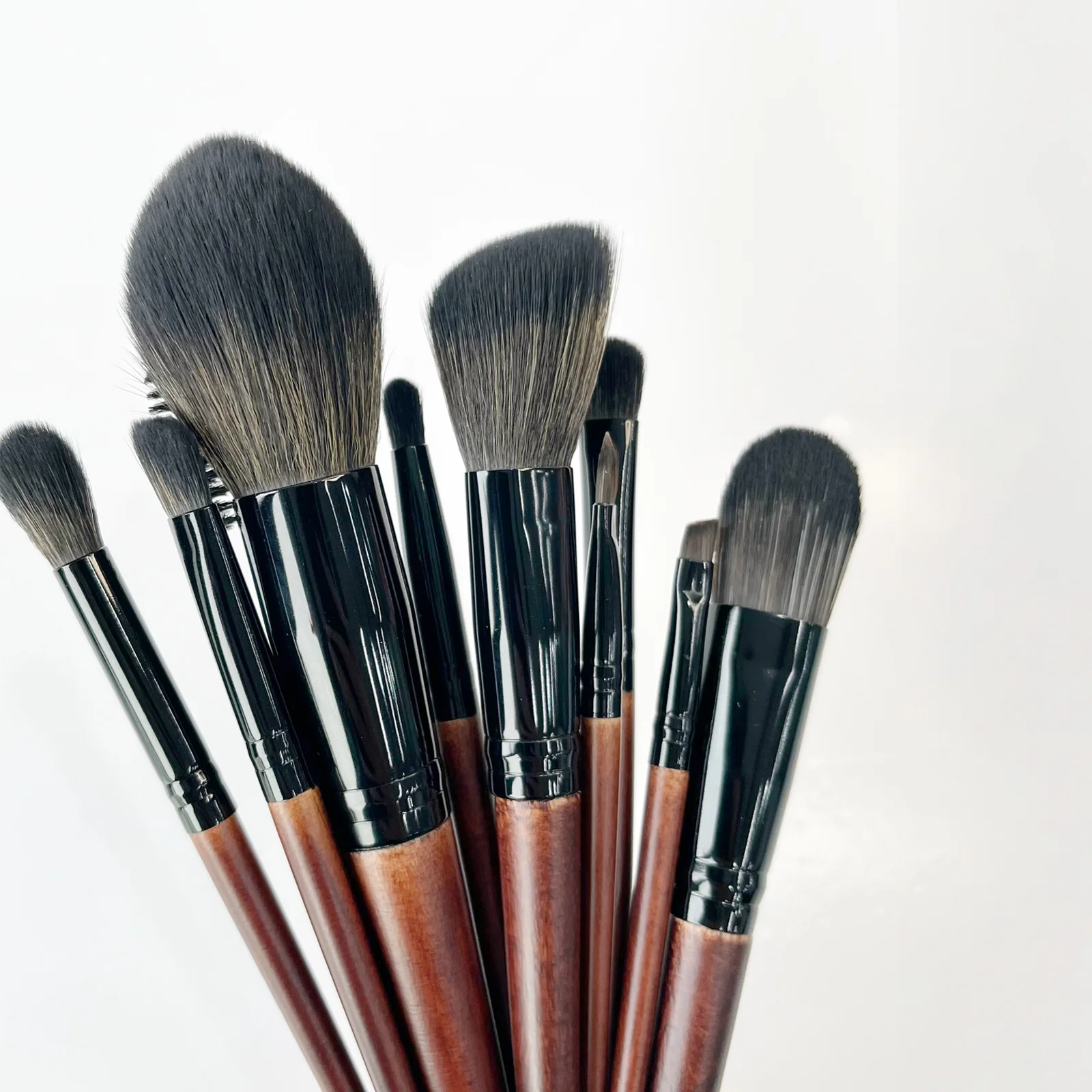 Набор Кистей Для Макияжа Из 10 Предметов С Коричневой Деревянной Ручкой