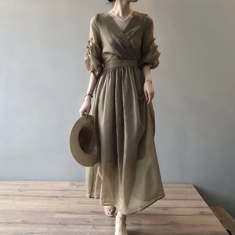 

Женское платье средней длины с V-образным вырезом и ворсом