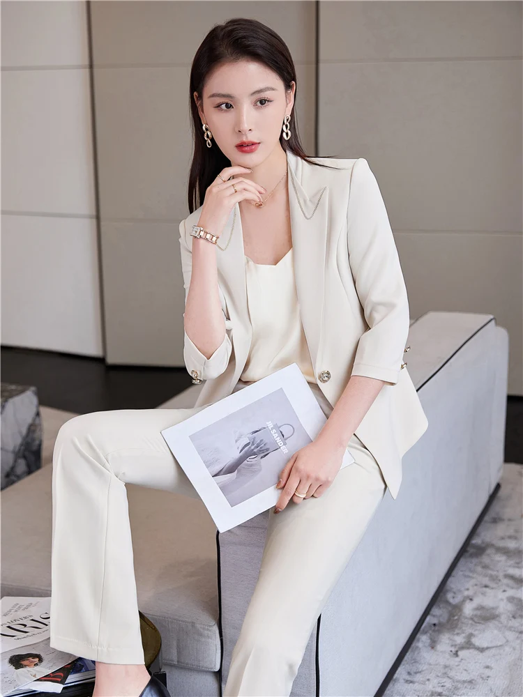 Костюм-двойка женский из блейзера и брюк