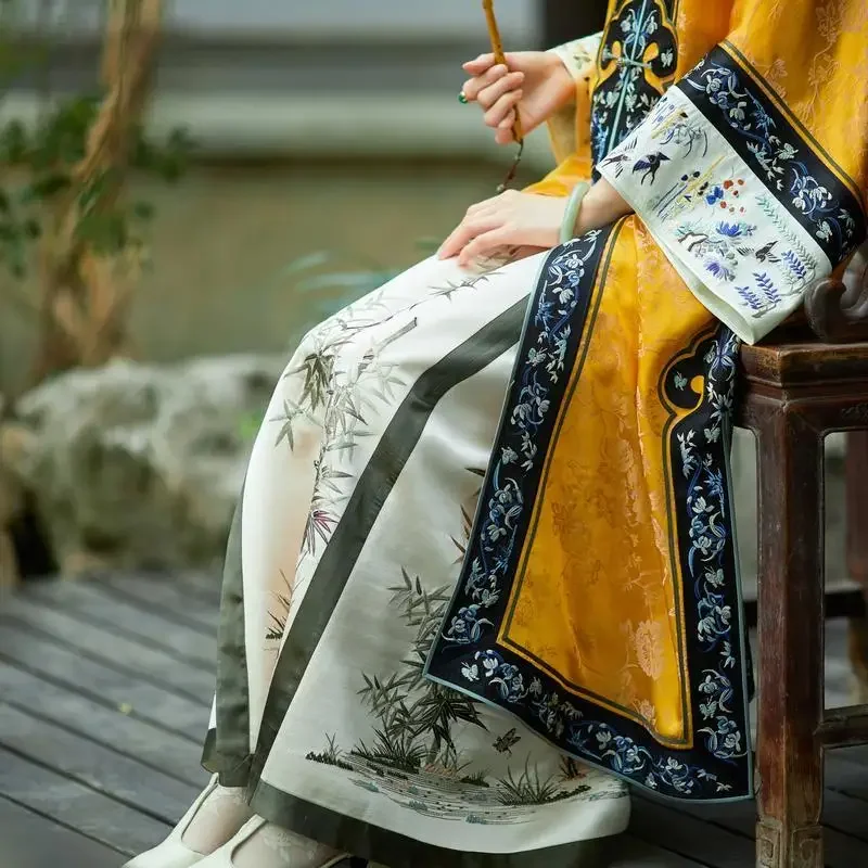 Желтый длинный жаккардовый плащ с принтом в стиле династии латецин