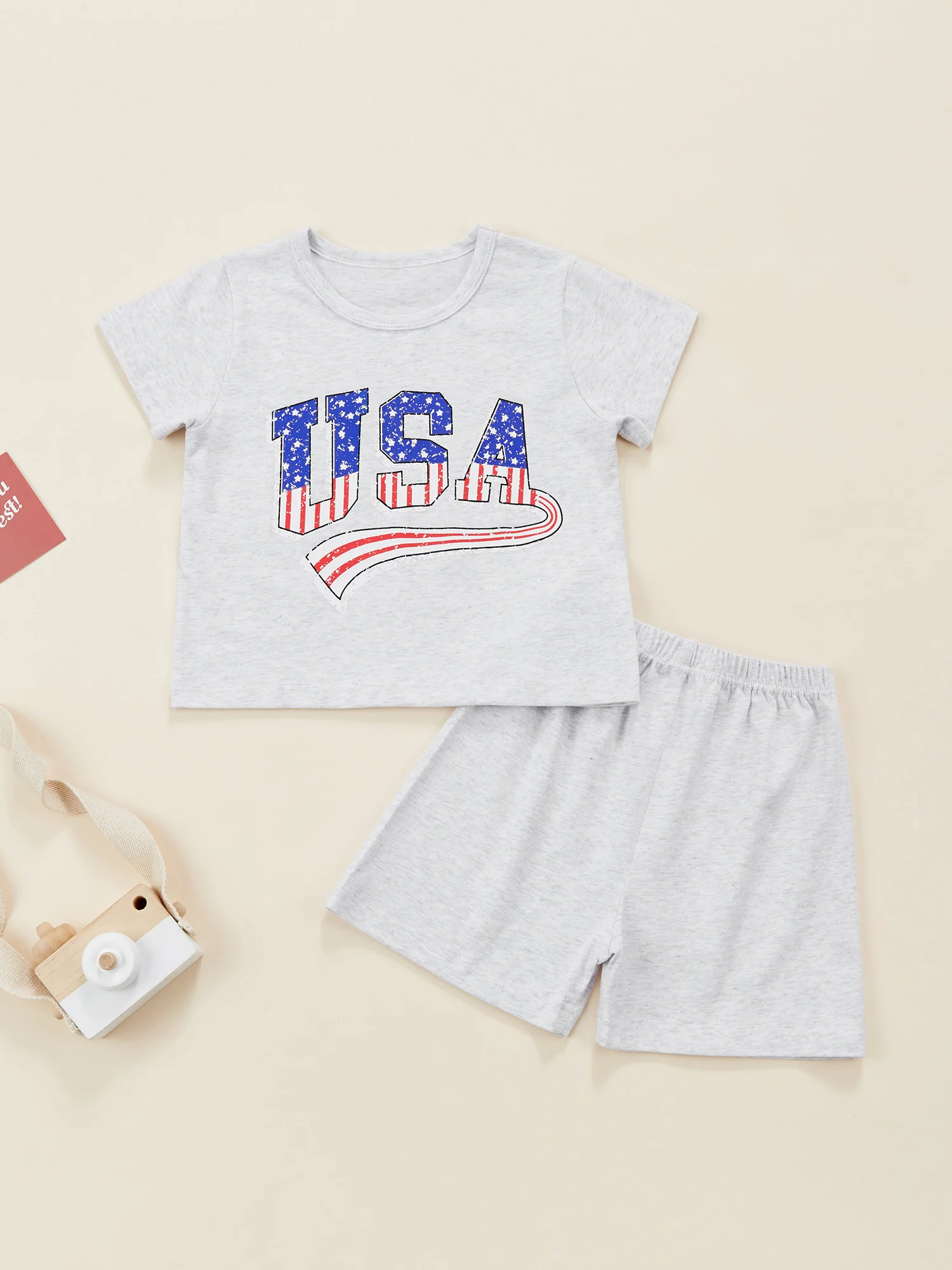 

Комплект из майки и шортов для мальчиков 4 июля с патриотическим принтом букв и американским флагом