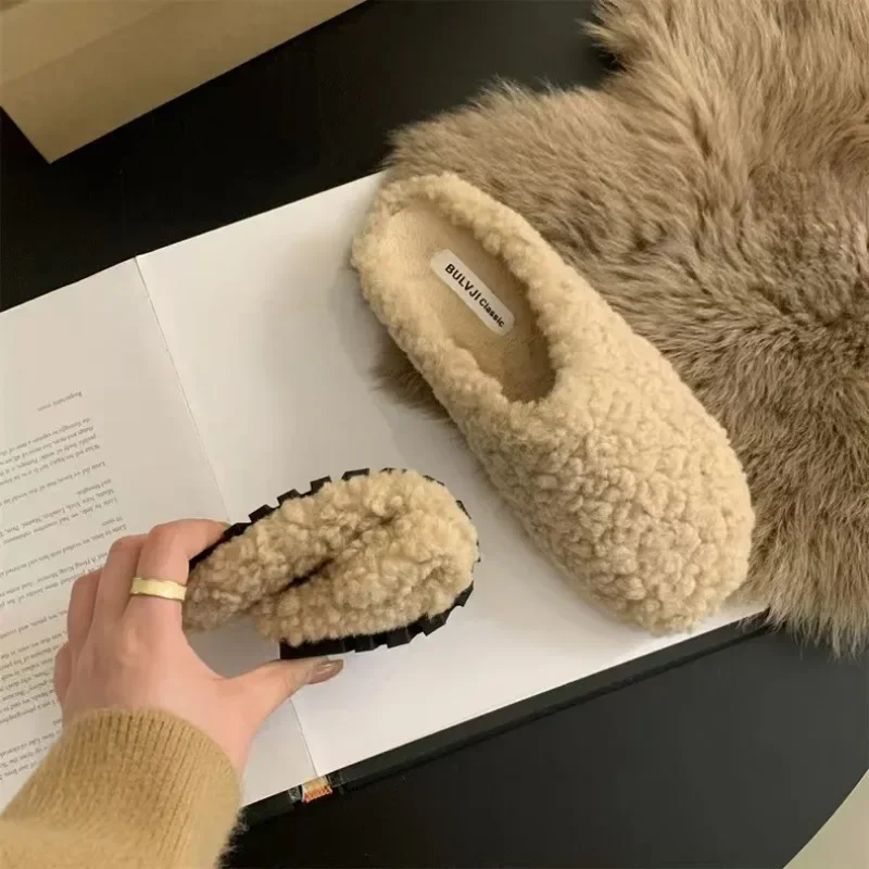 Зимние теплые плюшевые сабо женские меховые тапочки с одним ремешком уютная