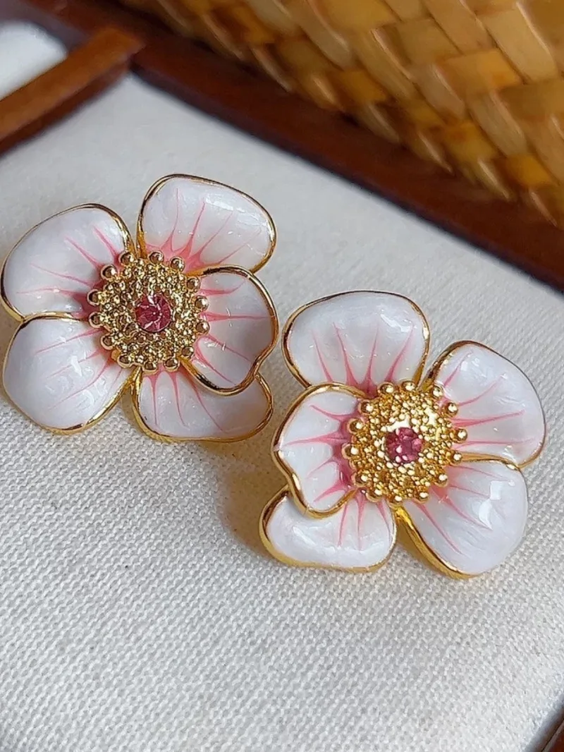 

Женские серьги-гвоздики с эмалью и цветами, в готическом стиле