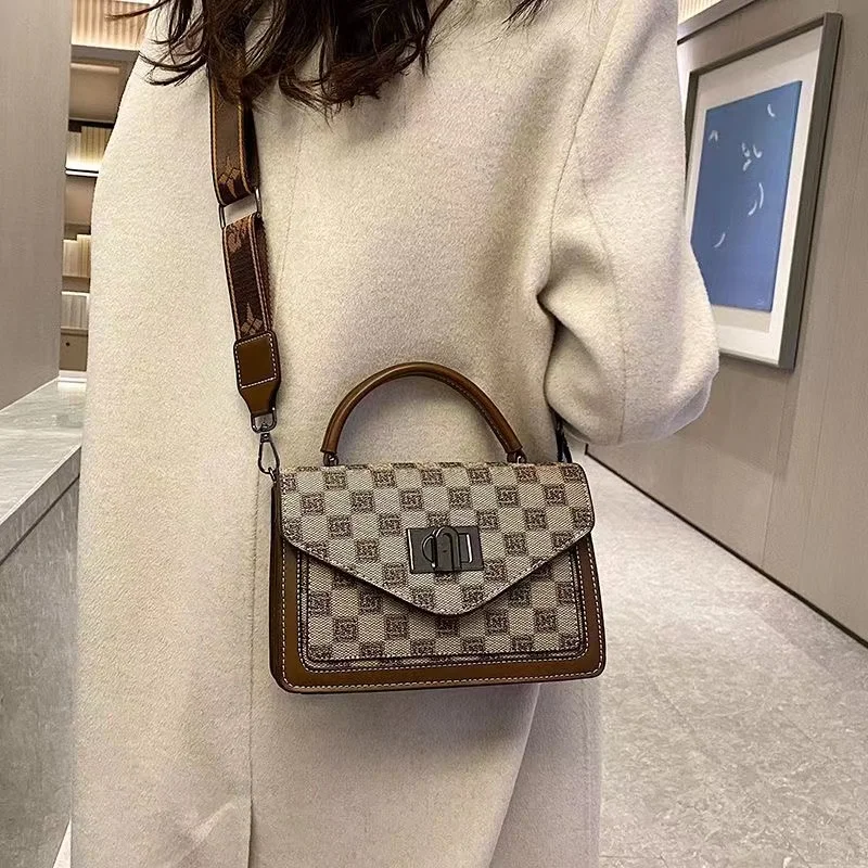 Leather texture fashion retro hand bag small square new fashion niche light luxury high sense crossbody bag