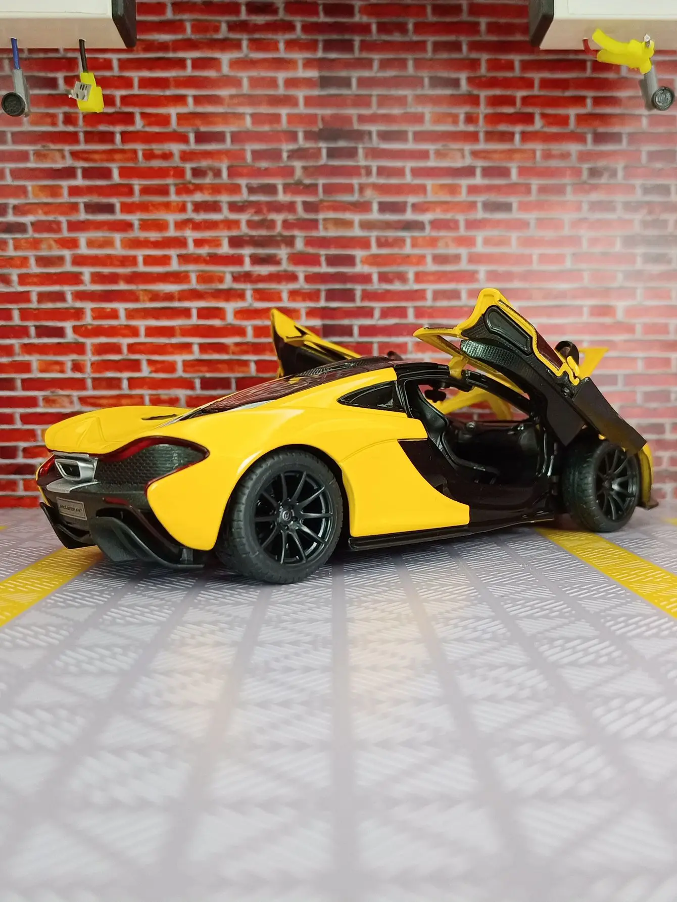 Фото Модель суперкара из сплава rastar 1:24 McLaren P1, переднее колесо можно превратить и дверь и капот можно открыть, тонкая работа. №3