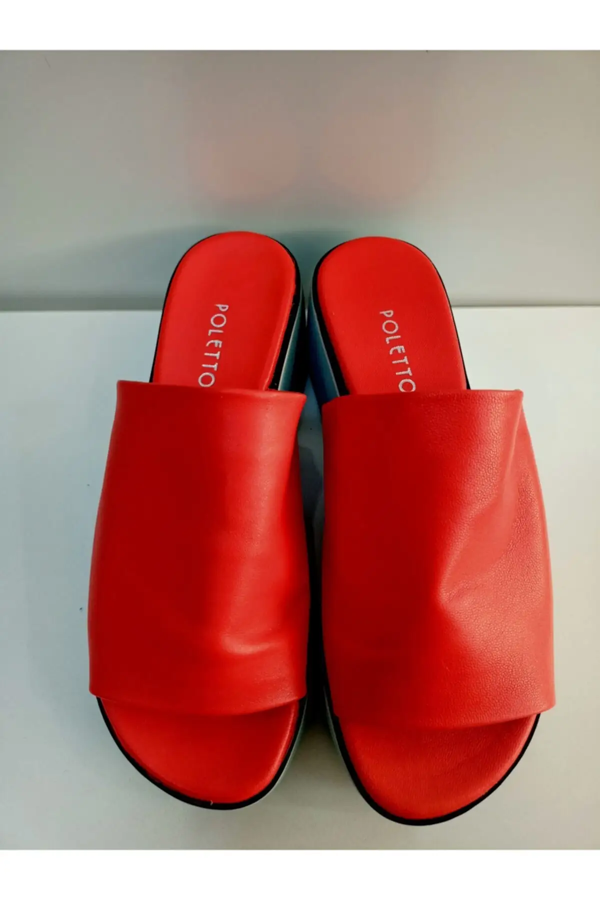 

Padding heel red leather slippers