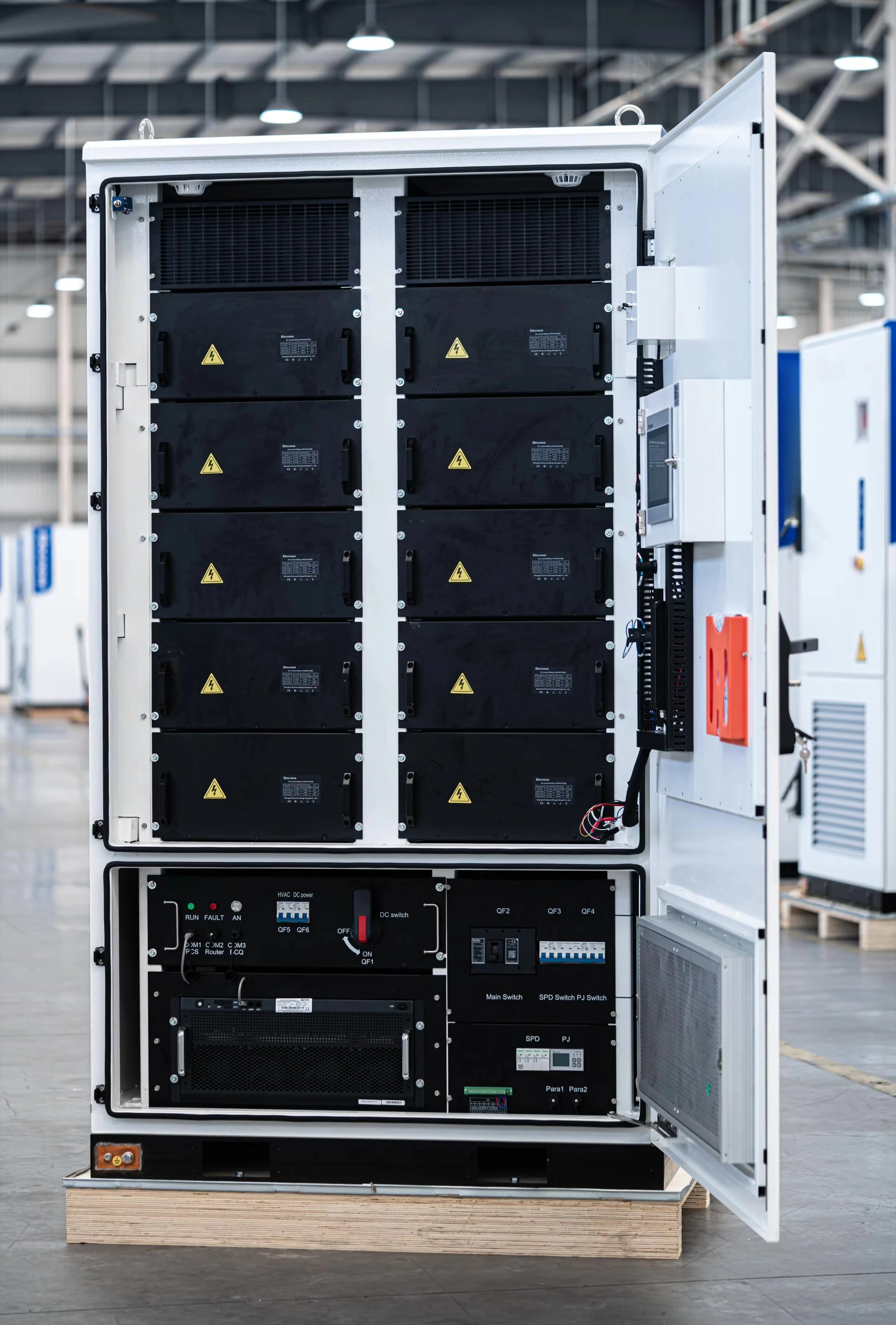 Фото ELECNOVA ECO-E241WP-2A Универсальная система накопления энергии с воздушным охлаждением (ESS-шкаф) для зарядных станций электромобилей №1