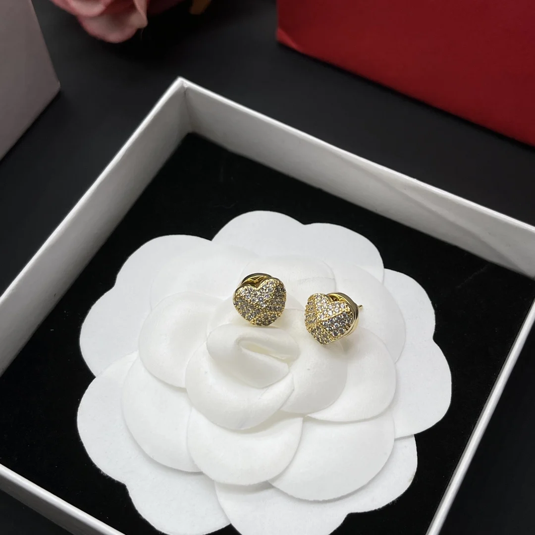 

European and American popular heart inlaid earrings