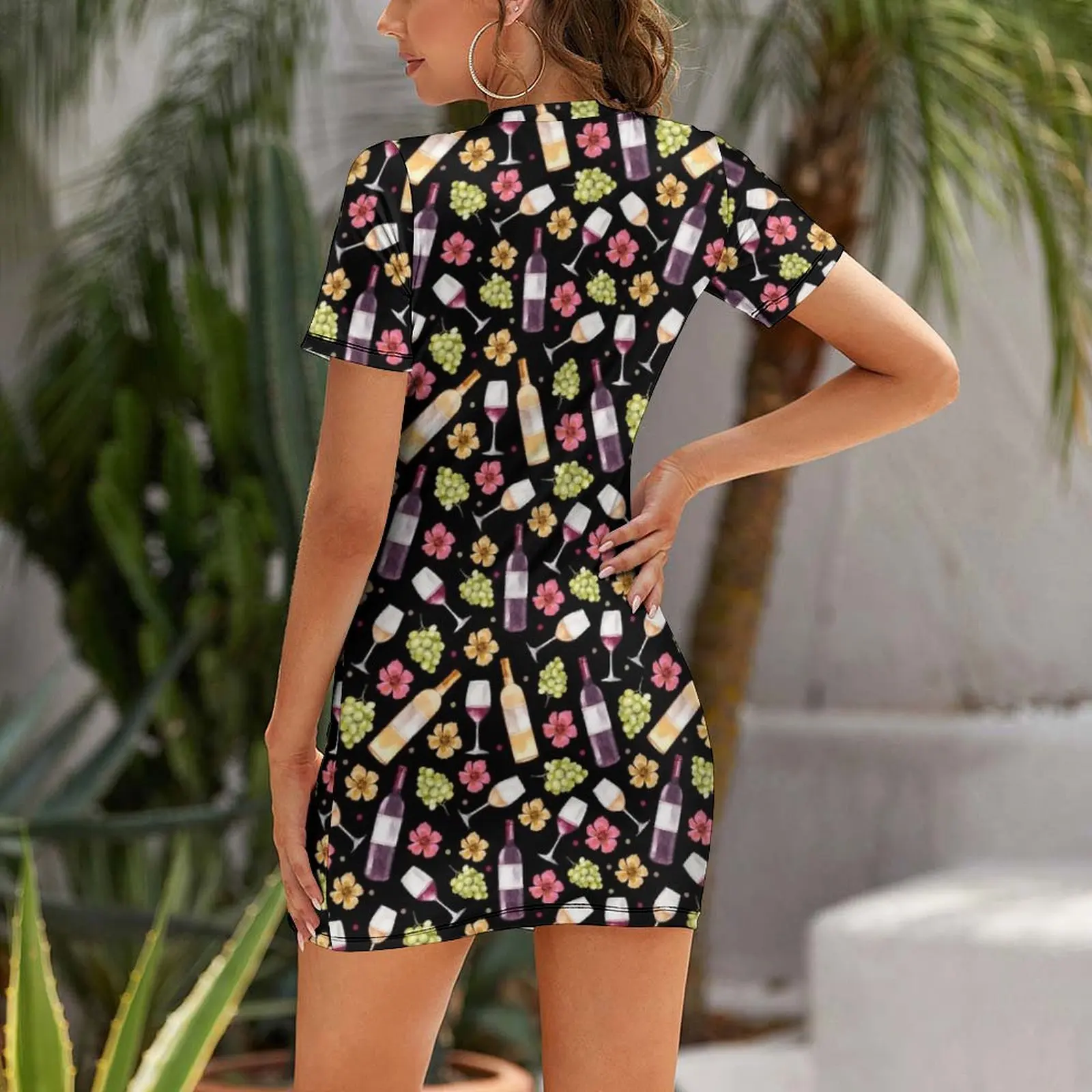 Красно-белые бутылки вина виноград и акварельные цветы на черном платье с