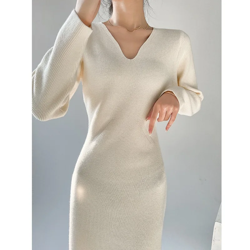 

Женское трикотажное платье-свитер с V-образным вырезом