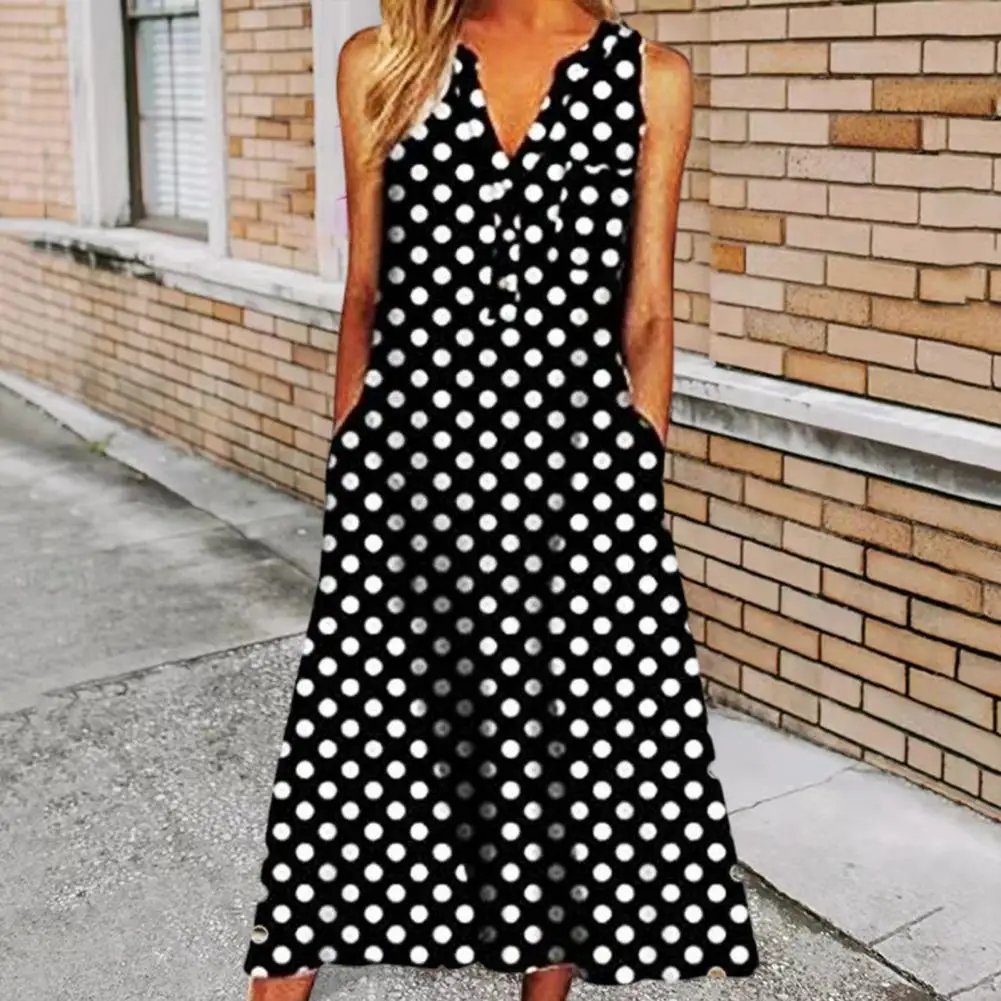 

Женское платье с глубоким V-образным вырезом и принтом в горошек