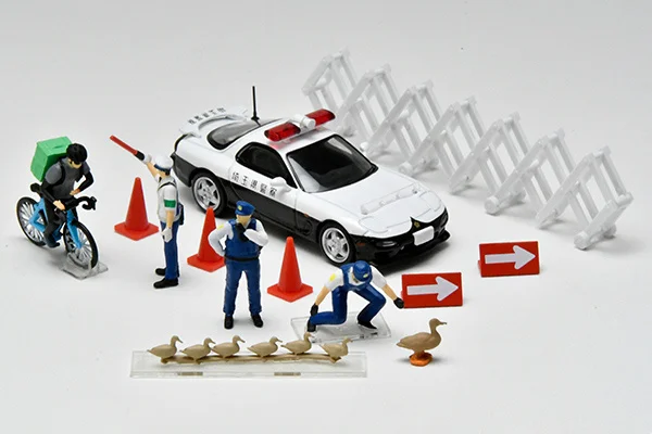 Фото Модель автомобиля Tomy TOMICA TLV Car Snap 16b Police 2 1/64 из сплава, классическая коллекционная игрушка, подарок №2