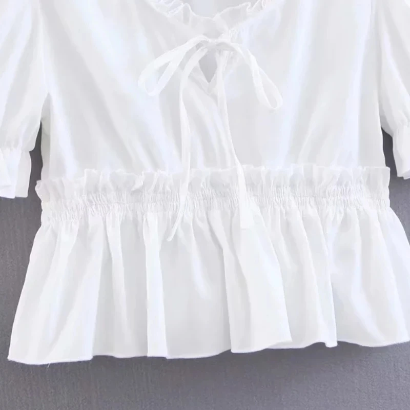 Женская короткая рубашка с рюшами V-образным вырезом и оборками на подоле белая