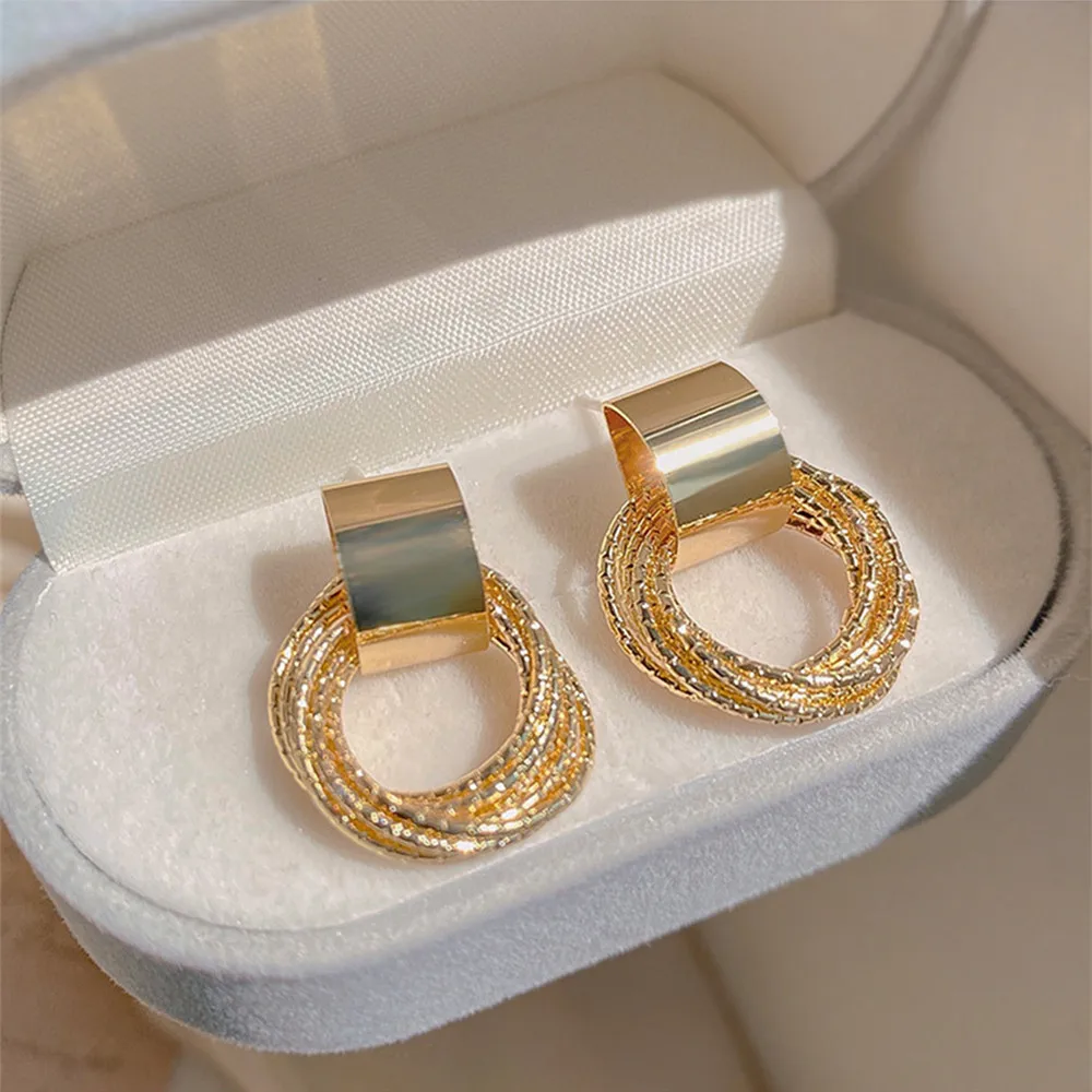 

2022 Retro Metallic Golden Multiple Small Circle Pendant Earrings 2021 New Jewelry Wedding Party Unusual Earrings For Woman