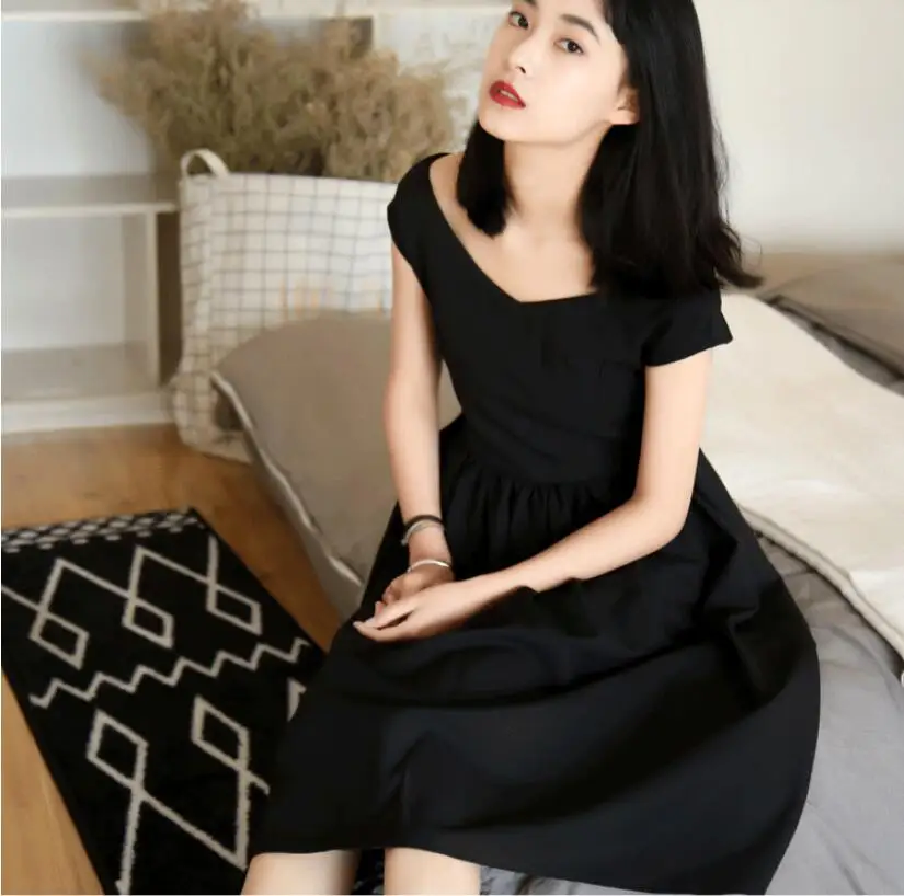 Винтажное платье в стиле Хепберн 50-60-х годов черное с коротким рукавом V-образным