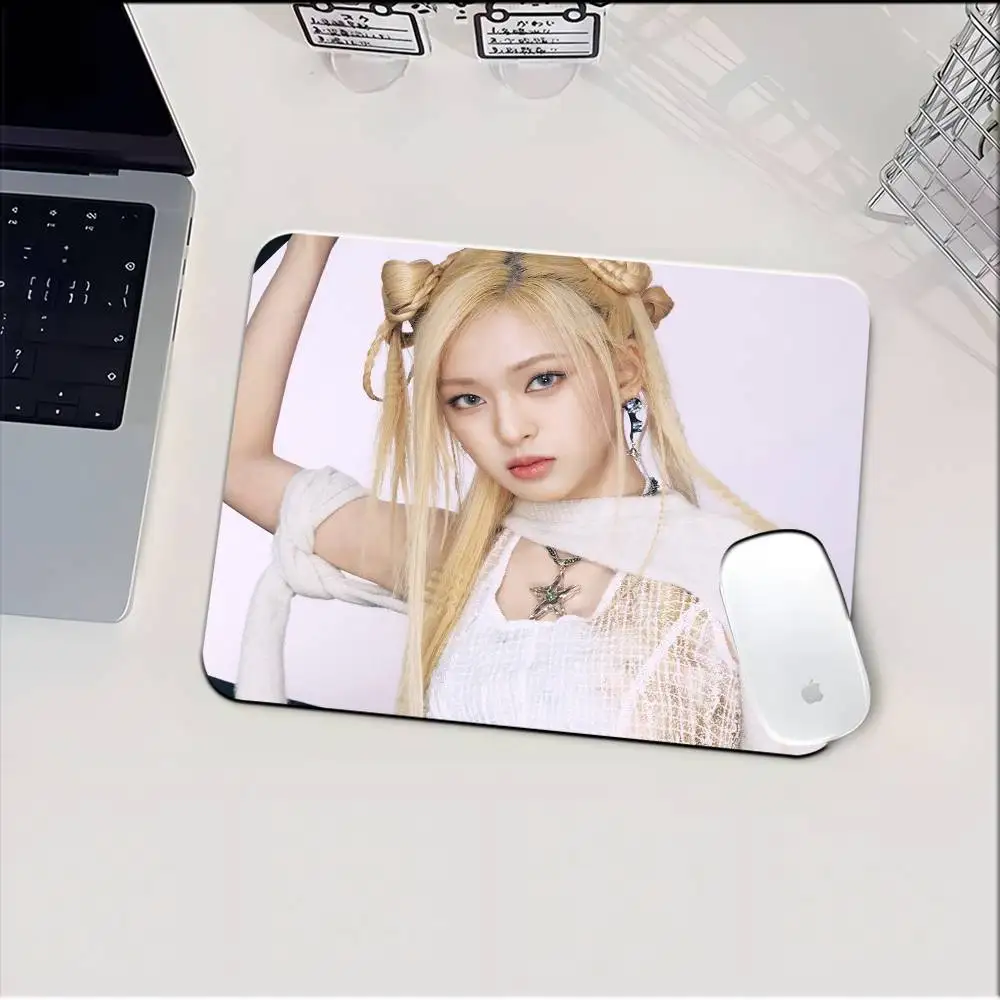 Фото Коврик для мыши Kpop Girls Band BabyMonster, небольшой коврик для мыши с защитой от скольжения для геймеров, прямоугольный противоскользящий резиновый коврик для компьютерного стола №3