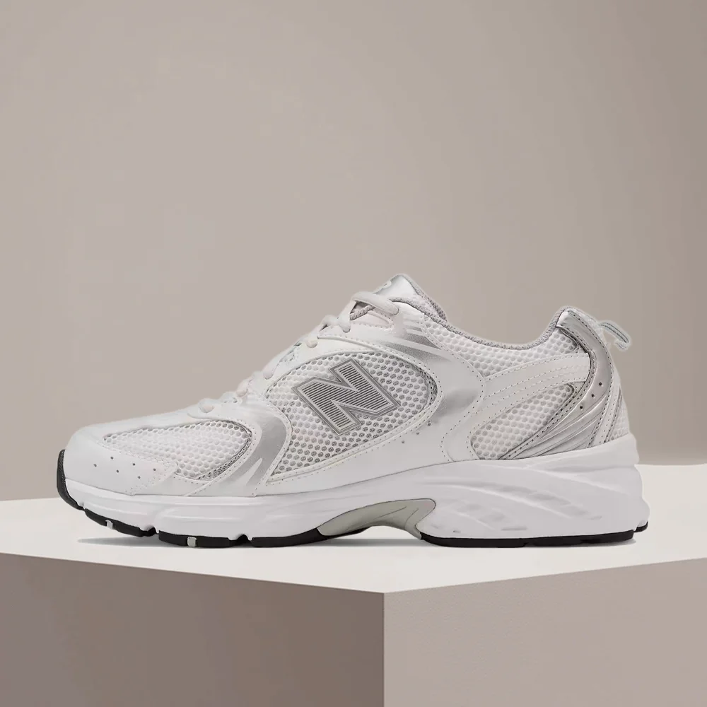 Фото Мужские низкие повседневные кроссовки New Balance NB530 – серебристые, с дышащим сетчатым верхом, нескользящей подошвой и синтетической кожей MR530EMA №1