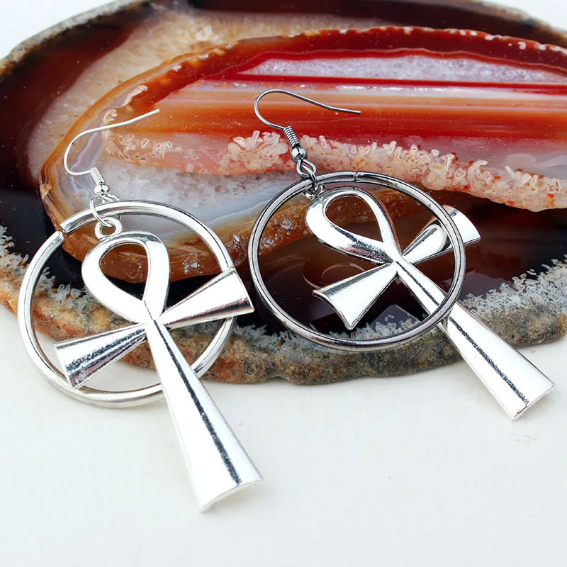 Женские серьги-капельки в готическом стиле серебристого цвета |