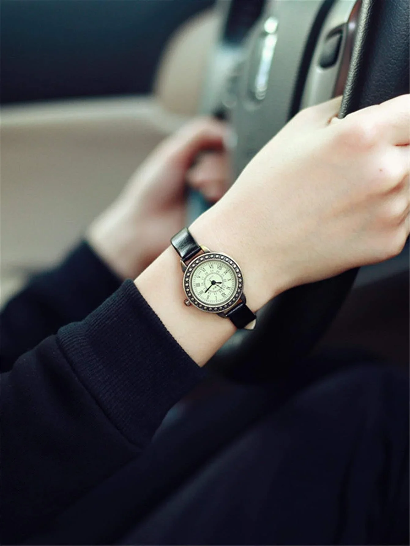 

Vintage Round Pointer Quartz Watch