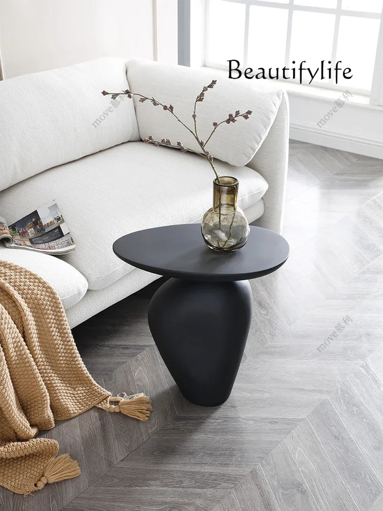 Черный приставной столик из булыжника угловой в стиле ретро край дивана Hakka Frp