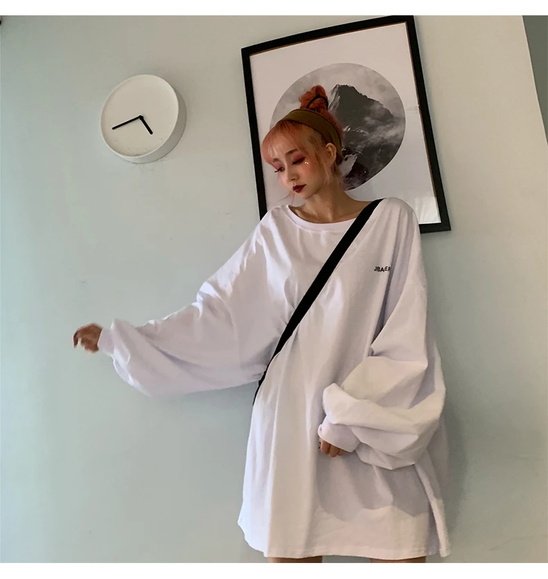 Женская футболка с длинным рукавом круглым вырезом и буквенным принтом