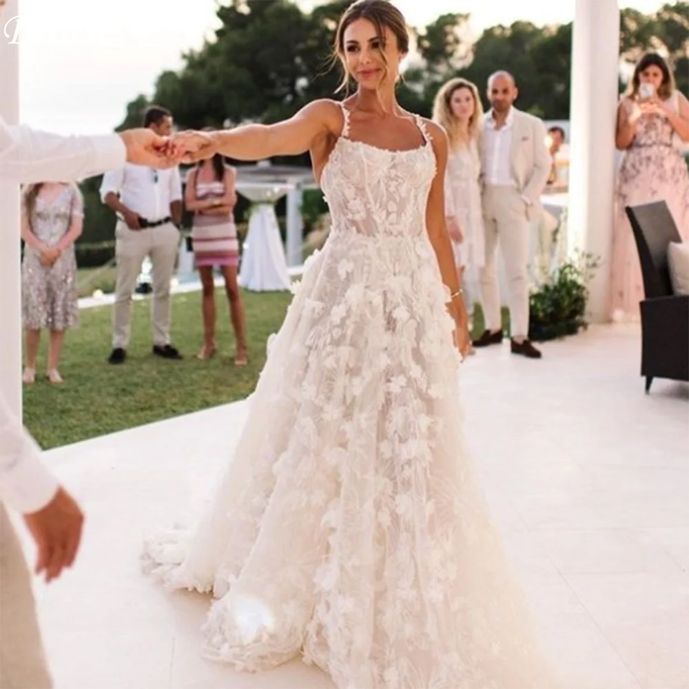 

Женское кружевное свадебное платье на бретелях-спагетти