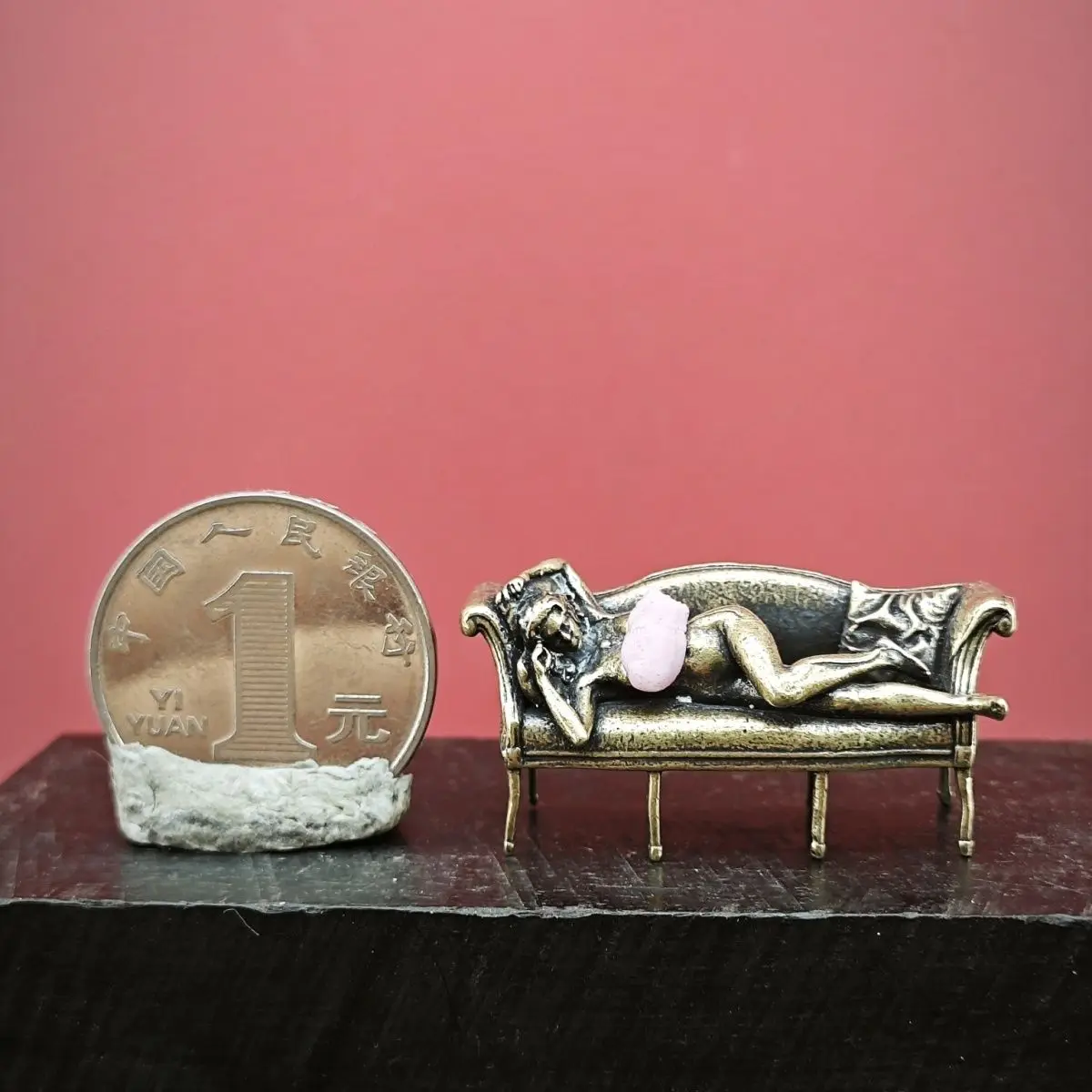 

Миниатюрная медная статуэтка платья