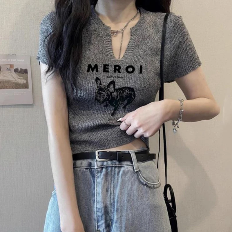 Женская футболка с коротким рукавом V-образным вырезом и принтом