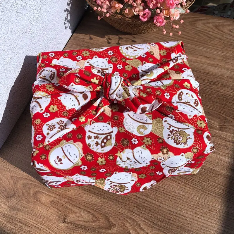 

Традиционная японская ткань для обертывания Furoshiki, хлопковый носовой платок с красной кошкой на удачу, для рождественской и новогодней пода...