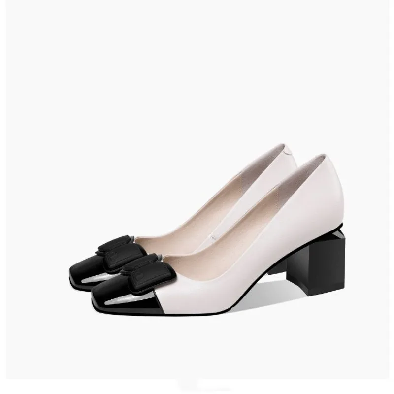 Маленькие кожаные туфли одного цвета с квадратной головкой и толстым каблуком