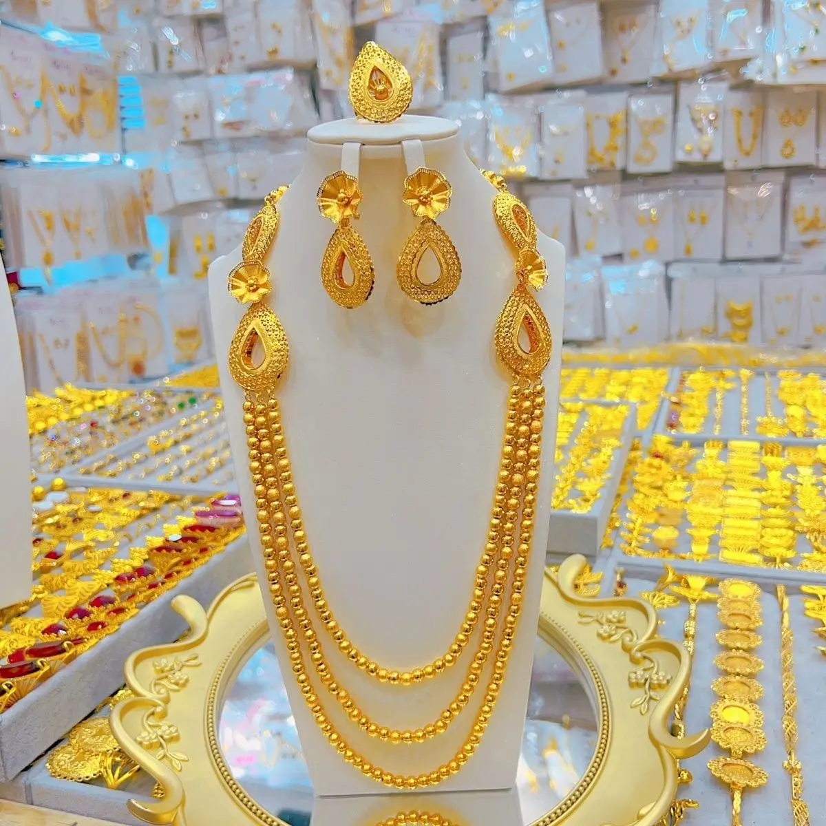 Комплект женских ювелирных изделий из колье серёг и кольца с золотым покрытием