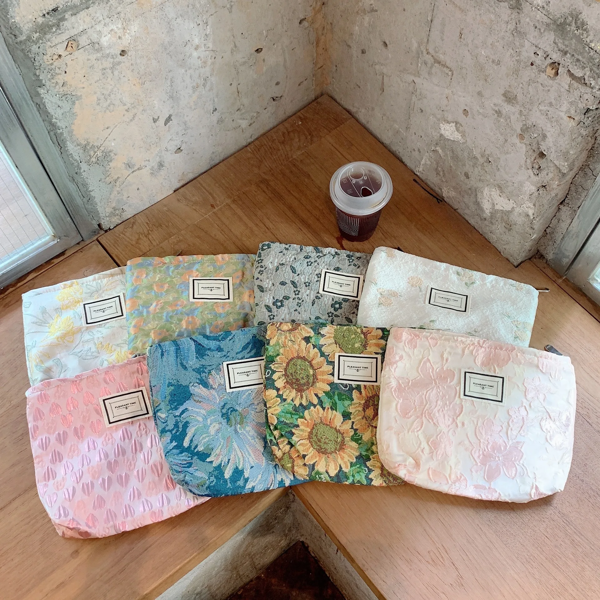 

Жаккардовая косметичка для женщин, изысканные дамские сумочки для хранения с цветами, большой кошелек для мелочи, клатч, женская сумка для п...