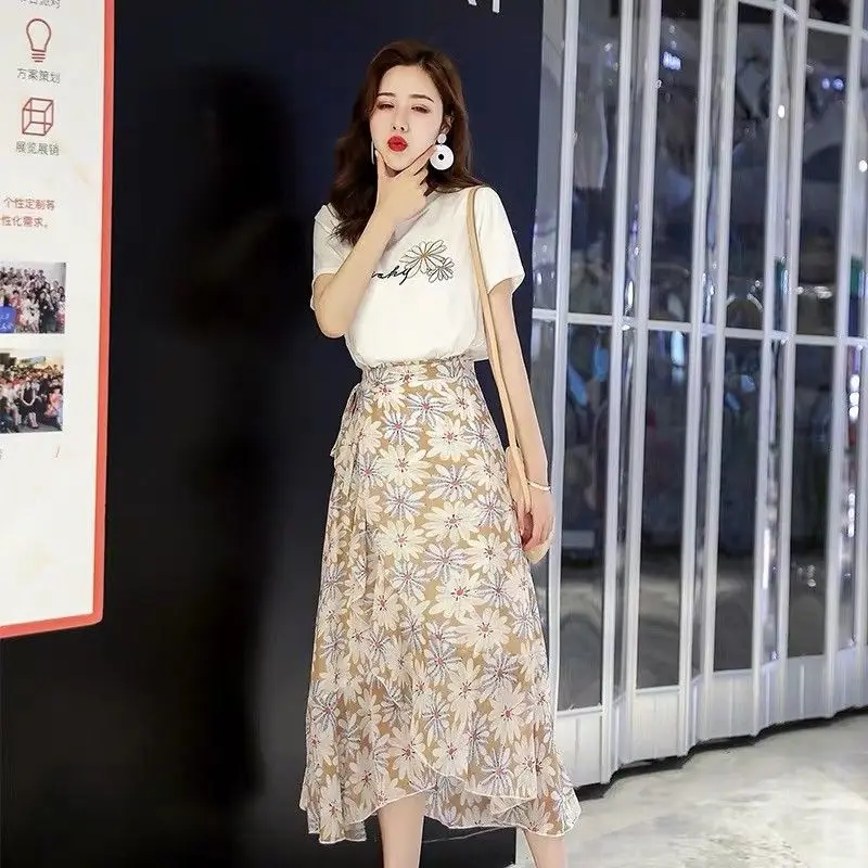 

Women 2022 Summer Fashion 2 Piece Set Female Short Sleeve T-shirt + Print Skirts Slim Fit Suit Lady Casual Sets Femme Roupas T48