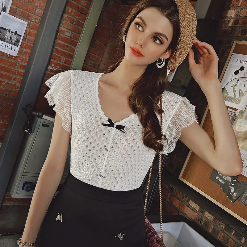 Женская футболка с V-образным вырезом на пуговицах |