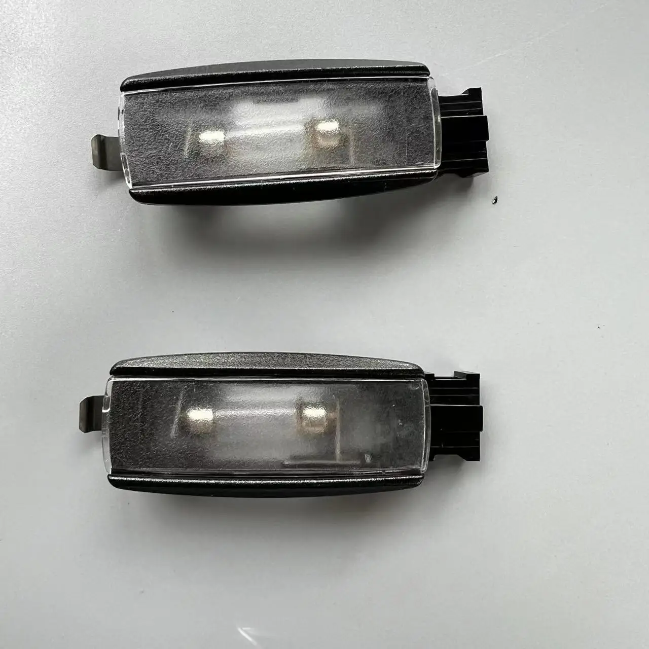 

2 шт. черный внутренний купольный светильник для карты POLO CC EOS Golf Jetta Passat Tiguan Bettle Touran 1KD 947 109A 1K 0947109 1K0 947 109