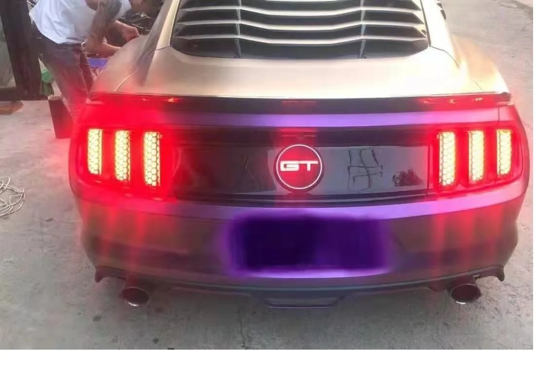 

Pegatina de insignia para maletero trasero, luz LED de 7 colores controlada por aplicación, estilo GT aplicable