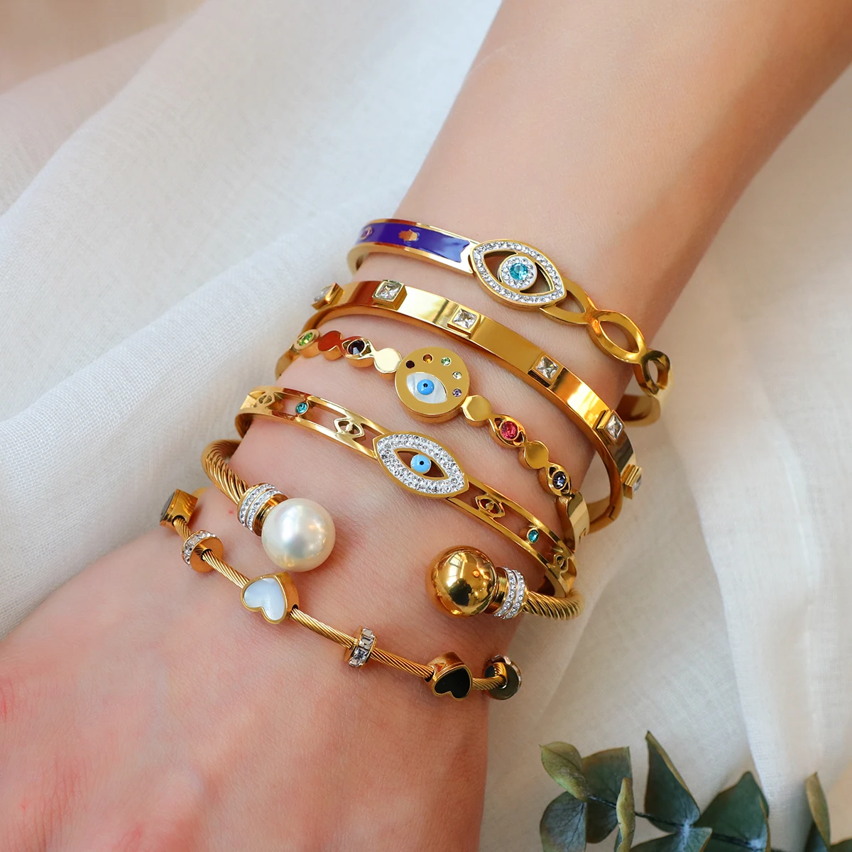 

AENSOA New Stainless Steel Enmale Heart Crystal Circle Pendant Bangles Twist Bracelets Bangle Bracelets for Women Gift Wholesale