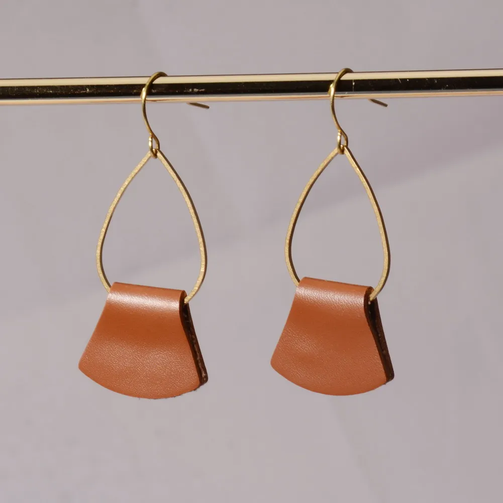 

Handmade Folded Leather Earrings for Women 2022 Fashion Sample Jewelry Authentic Leather Wrap Gold Wire Teardrop Earrings Gifts