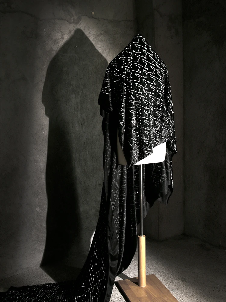 Нишевое бархатное черно-белое жаккардовое текстурное платье с вышивкой для