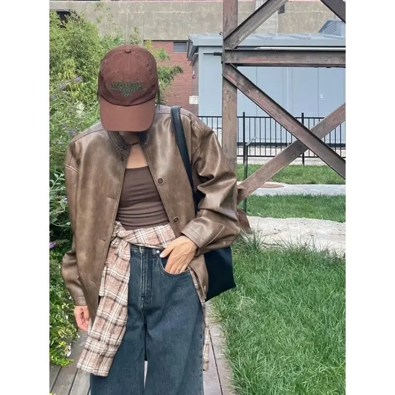 Винтажная потертая коричневая кожаная женская куртка свободного покроя