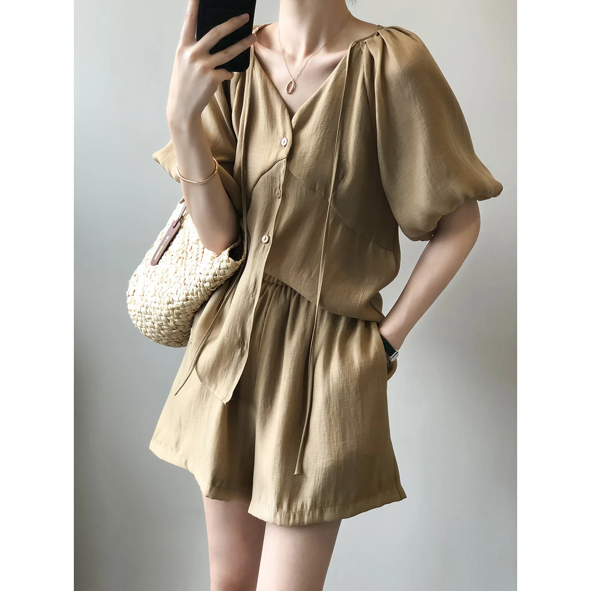 

Женский атласный комплект из двух предметов, шорты цвета хаки и черного цвета с V-образным вырезом и эластичным поясом, лето 2022