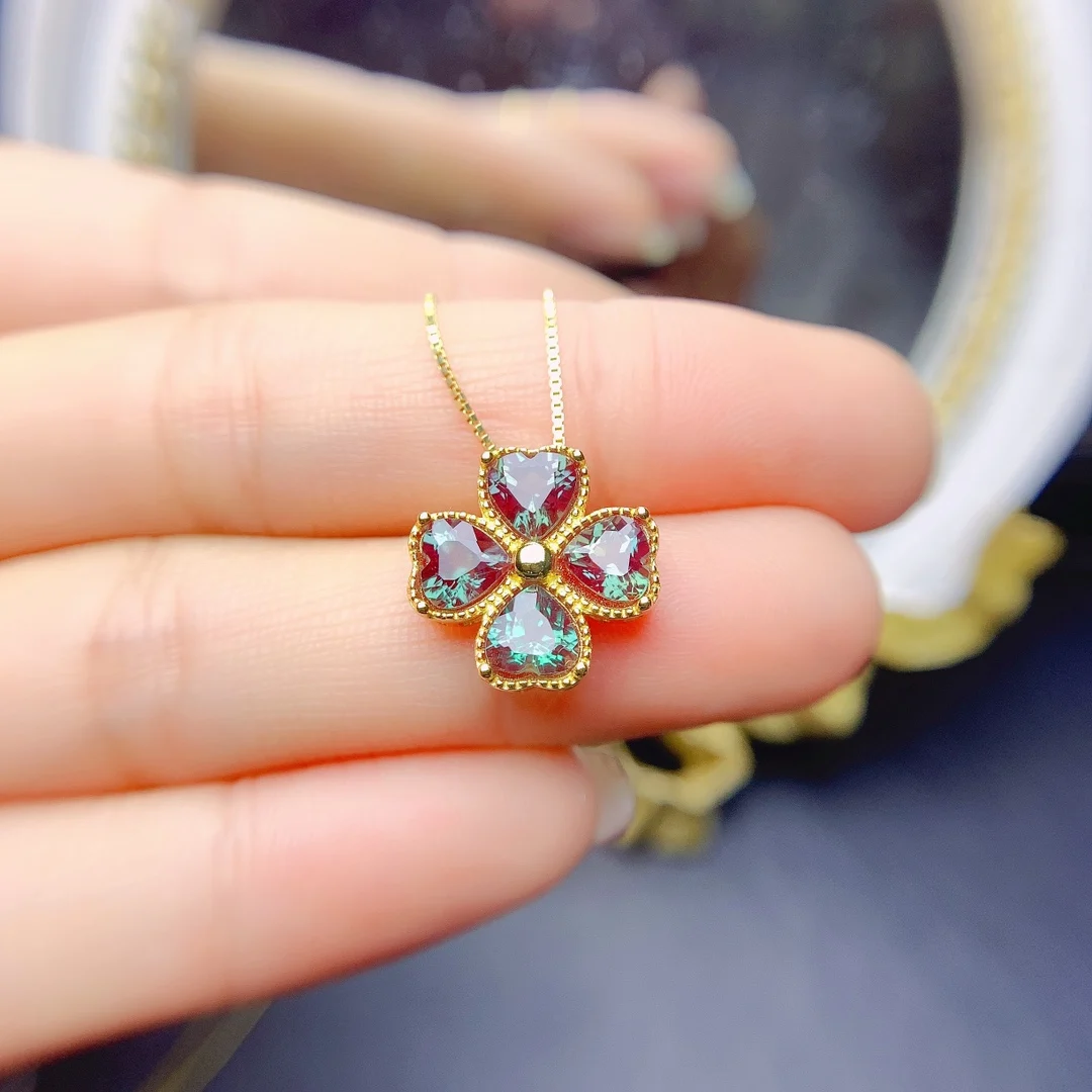 

Александритовый кулон из серебра 925 пробы с александритовым четырехлистным клевером