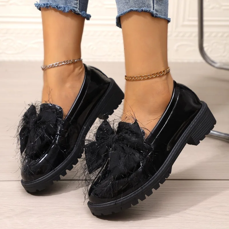 Женские туфли на толстом каблуке осенние новые с круглым носком глубоким вырезом